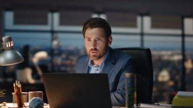 Öfkeli iş adamı internet konferansında ofisin çalışma alanını kapatıyor diye bağırıyor. Duygusal menajer dizüstü bilgisayar kamerasıyla kavga ediyor. Orta yaşlı yönetmen video çağrısı bağırarak işten memnun kalmadı 