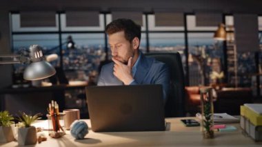 Karanlık bir yerde çay içen odaklanmış bir adam. Ciddi bir ofis çalışanı panoramik pencerelerde bilgisayar monitörü arıyor. Sakallı adam akşam işyerinde kahve fincanının keyfini çıkarıyor. 