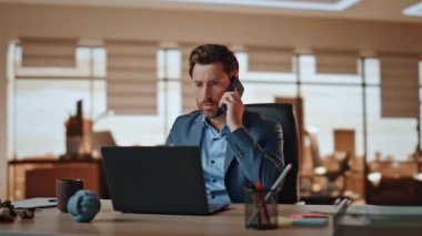Kabinede kendine güvenen bir işadamı cep telefonuyla konuşuyor. Dost canlısı sakallı yönetici modern uzayda akıllı telefon bulma projesini tartışıyor. İçişleri Bakanlığı 'nda çalışan resmi takım elbiseli Ceo. 