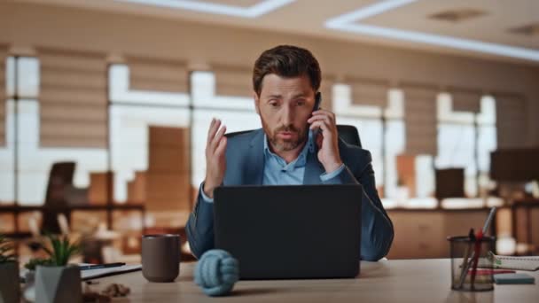Adam Bankacı Arıyor Ofiste Gergin Bir Konuşma Yapıyor Memnun Olmayan — Stok video