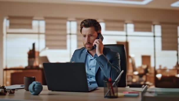 Homme Affaires Confiant Parlant Téléphone Portable Cabinet Gros Plan Amical — Video