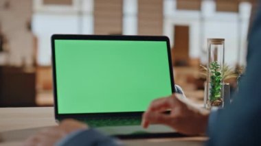 Serbest çalışan eller ofiste krom dizüstü bilgisayarı araklıyor. Yeşil ekranda haber okuyan tanınmayan bir adam. İşadamı parmaklarıyla defter işi yapıyor. Kablosuz teknolojiler