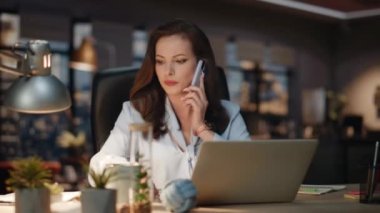 Bayan yönetmen akşam kabinesinde cep telefonunu tartışıyor. Stresli iş kadını, gece ofisinde telefon konuşması yaparken notlar yazıyor. Sinir bozucu CEO 'lar akıllı telefonları arayıp geç saatte işten şikayet ediyorlar. 