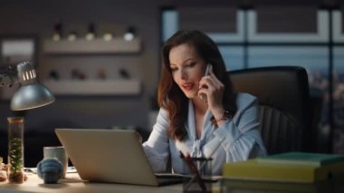 Ofis çalışanı gece kabinesinde projeyi tartışıyor. Becerikli bir iş kadını, lamba lambasındaki iş detaylarını açıklamak için ortağını arıyor. Şık bayan şef akıllı telefonda tek başına konuşuyor.