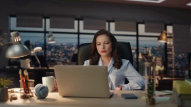 İşkolik bir kadın karanlık ofiste geç saatlere kadar kalıyor. Ekrana odaklanmaya çalışan dizüstü bilgisayarlı e-postaları analiz eden stresli bir yönetici. Esmer iş kadını panoramik vitrinlerde tek başına çalışıyor. 