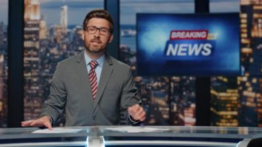 Modern stüdyo kapanışında kablolu yayın sunucusu hoşça kal diyor. Gülümseyen sakallı adam uydu televizyonunda akşam haberlerini bitiriyor. Dünya etkinlikleri programında çalışan kendinden emin bir sunucu