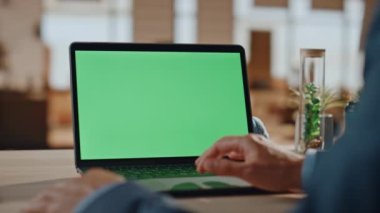 İş adamının parmakları, yakın planda çalışan bir dizüstü bilgisayarı kaydırıyor. Bilinmeyen yönetici internet bilgilerini internette araklıyor. İşçi Chromakey bilgisayarına dokunuyor 