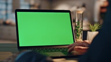 Adamın elleri yeşil ekranlı dokunmatik bilgisayarı araklıyor. Oturma odası kapanıyor. Bilinmeyen iş adamı internette bilgi sörfü yapıyor, bilgisayarın görüntüsünü yakınlaştırıyor. Sadece chroma key pc üzerinde çalışan yönetici