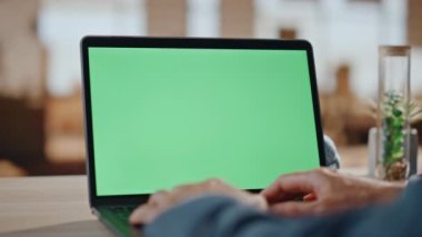 Adamın elleri yeşil ekranda dizüstü bilgisayar yazarken ofisi kapatıyor. Bilinmeyen iş adamı internette bilgi sörfü yapıyor. Sadece Chroma tuşlu pc metin belgesi üzerinde çalışan yönetici