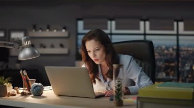 Bayan şef panoramik pencerelere bakan bilgisayar ekranını kapatıyor. İş projesinde hata bulan üzgün bir iş kadını. Hüsrana uğramış bir kadın gece ofisinde tek başına laptopa bakıyor. 