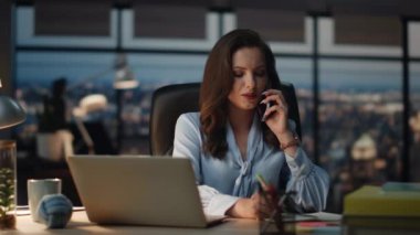 Kendine güveni tam bir kadın. Şehir merkezinde cep telefonuyla konuşuyor. Akıllı işletme sahibi defter yazıyor mutlu bir gülümsemeyle anlaşma yapıyor. Laptop masasında geç saatlere kadar çalışan pozitif takım elbise yöneticisi 