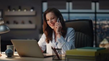 Neşeli yönetmen akşam acentesinde cep telefonu görüşmesi yapıyor. Gülümseyen başarılı kadın cep telefonu görüşmesini sonlandırıyor. Bilgisayarda çalışan mutlu iş kadını karanlık ofiste vakit geçiriyor.