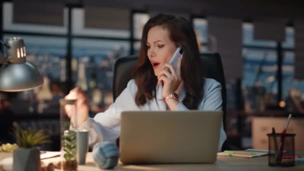 Ledare Person Ringer Mobiltelefon Lyxigt Mörkt Skåp Aktiv Leende Affärskvinna — Stockvideo