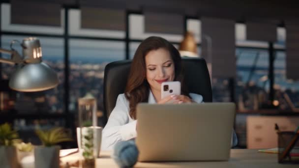 Szczęśliwa Kobieta Wysyłająca Wiadomości Późnym Zamknięciu Biura Pozytywna Bizneswoman Oglądająca — Wideo stockowe