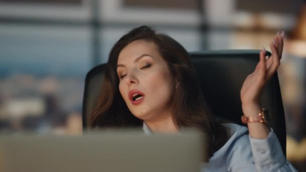 ネルーのマネージャーは 夜のオフィスのクローズアップでオンラインでラップトップコールを主張します パノラマの窓の部屋で積極的にコンピュータビデオコールを話す感情的なビジネスマン ストレスを受けた女性のスケールの部下 — ストック動画