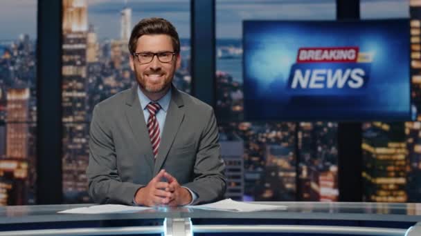 News Anchorman Ending Program Evening Studio Closeup Smiling Presenter Saying — Stock Video