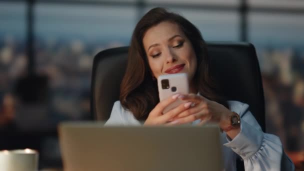 Усміхнена Леді Розслабляється Мобільним Телефоном Пізньому Офісі Крупним Планом Позитивна — стокове відео