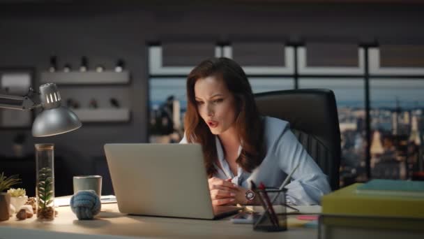 Poważna Bizneswoman Rozmawiająca Przez Internet Przy Oknach Panoramicznych Ciemne Biuro — Wideo stockowe
