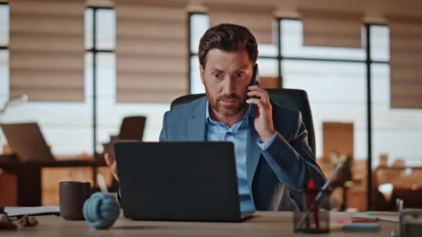 Ofiste Stresli Bir Adamın Cep Telefonuyla Konuşması Yakın Plan Gergin — Stok video