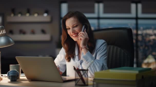 Cheerful Director Negotiating Cellphone Chat Evening Agency Smiling Successful Woman — Stock Video