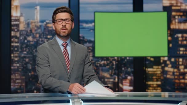 Prezenterka Wiadomości Kanale Telewizyjnym Doświadczony Reporter Pokazujący Informacje Zielonym Ekranie — Wideo stockowe