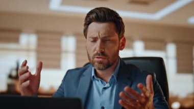 Şok olmuş bir adam iş yerinde bilgisayarla tartışıyor. Gergin, modern ofiste el kol hareketi yapan işadamı başarısızlığa tepki gösteriyor. Kaybeden yönetmen, bilgisayar masasının iç tarafına bağırıyor. 