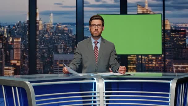 Reporter Man Talking Chromakey Screen Placeholder Studio Professional Presenter Sitting — Stock Video