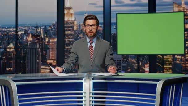 Man Host Point Mockup Screen Talk Evening News Bearded Announcer — Stock Video