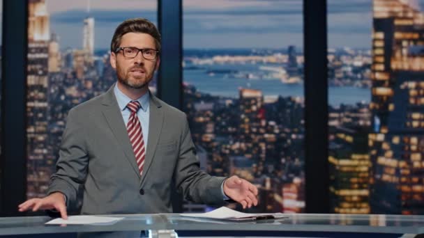 Haber Spikeri Akşam Programını Sonlandırıyor Profesyonel Erkek Sunucu Televizyon Kanalında — Stok video