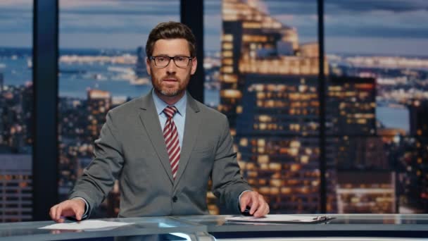 Serious Newsreader Speaking Newscast Night Television Studio Closeup Homem Confiante — Vídeo de Stock