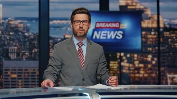 Reporter Die Breaking News Modernen Fernsehstudio Großaufnahme Präsentieren Selbstbewusster Bärtiger — Stockvideo