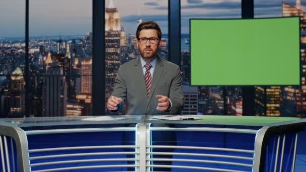 Male News Presenter Reportáž Televizním Studiu Vážný Muž Kontroluje Papíry — Stock video