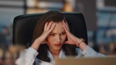 Gergin kadın akşam ofisinde dizüstü bilgisayar ekranına bakıyor. Sinirli sosyetik iş kadını el ele tutuşup kötü haberlerle bilgisayar e-postalarını okuyor. Stresli yönetmen aşırı çalışma problemleri çözüyor 