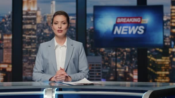 Anchorwoman Τελειώνει Τηλεοπτική Εκπομπή Βράδυ Closeup Επαγγελματική Γυναίκα Παρουσιάστρια Μιλάει — Αρχείο Βίντεο