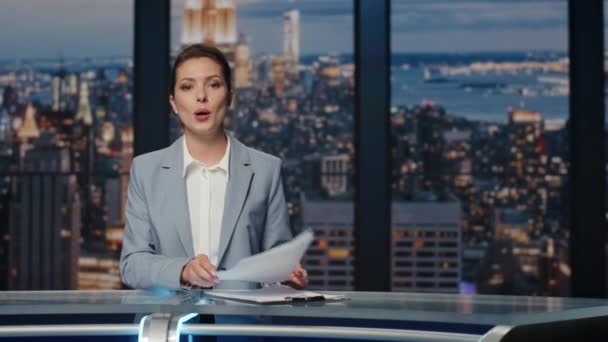 Bonne Femme Finissant Nouvelles Studio Télévision Soir Gros Plan Une — Video