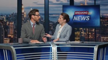 Akşamki televizyon stüdyosunun kapanış sahnesinde son dakika haberleri. Duygusal sunucular son televizyon programında haber bülteni sunuyorlar. Profesyonel ev sahipleri önemli dünya olaylarını aydınlatıyor. Basın kavramı