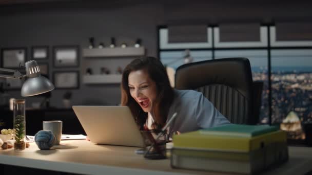 Женщина Победитель Смотрит Ноутбук Празднует Успех Вечернем Офисе Счастливый Босс — стоковое видео