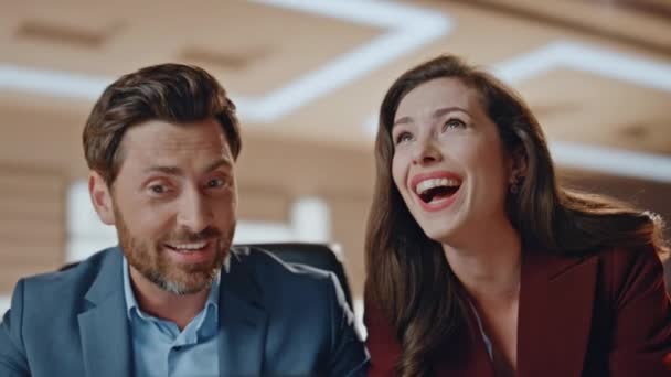 Glückliche Kollegen Die Laptop Arbeitsplatz Fünf Geben Überglücklich Lachendes Paar — Stockvideo