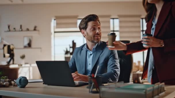 Sekretärin Bringt Espresso Unternehmer Mit Laptop Ins Büro Partner Beim — Stockvideo