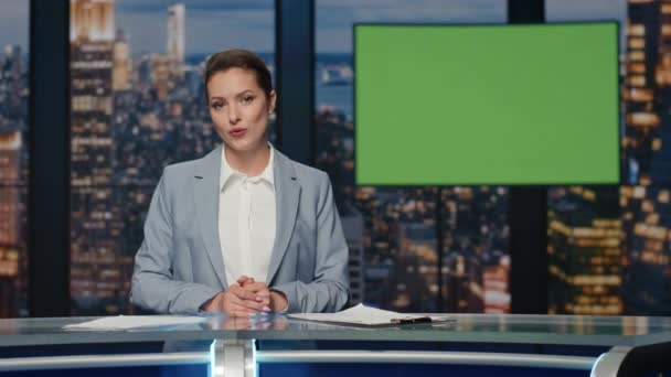 Anchorwoman Broadcasting Greenscreen Display Studio Closeup Beautiful Female News Presenter — Stock Video