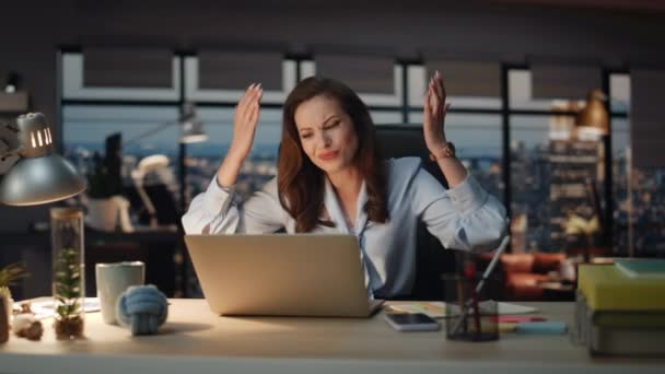 Upset Lady Reacting Fail Night City View Workplace Disappointed Woman — Stock Video