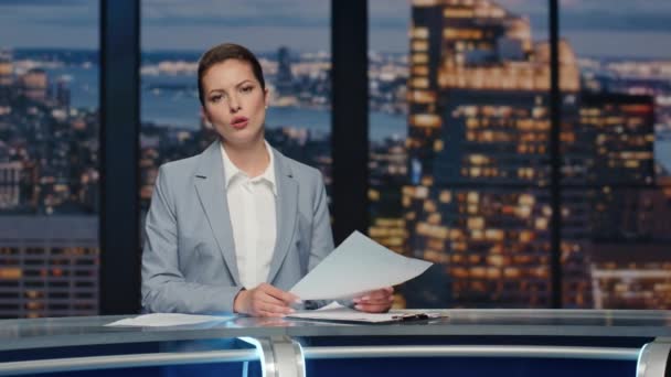 Kvinnliga Nyhetsuppläsare Rapporterar Nyheter Kvällen Studio Närbild Professionell Ankare Kvinna — Stockvideo