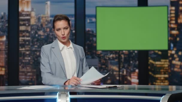 Presenter Showing Mockup Screen Reporting Breaking News Channel Studio Woman — Stock Video