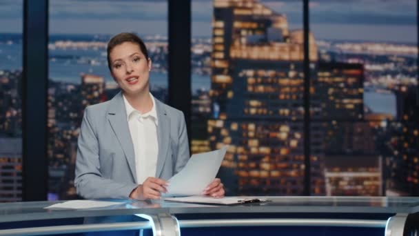 Freundliche Nachrichtenleserin Die Abendnachrichten Aus Dem Fernsehstudio Spricht Selbstbewusste Moderatorin — Stockvideo