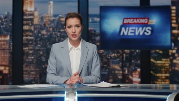 Jornalista Que Termina Fim Noite Televisão Sorrindo Amigável Âncora Feminina — Vídeo de Stock