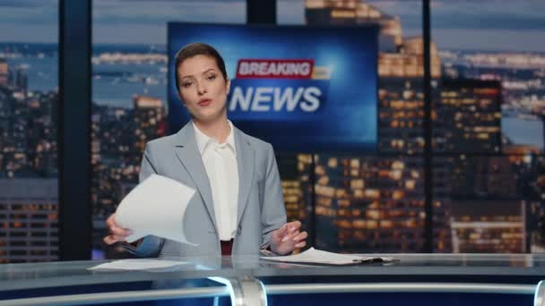 Elegant Anchorwoman Reporting Newscast Standing Stage Screen Beautiful Woman Newsreader — Stock Video