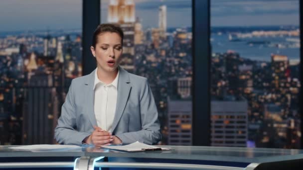 Nachrichtensprecherin Beendet Late Night News Fernsehen Nahaufnahme Lächelnde Moderatorin Beim — Stockvideo