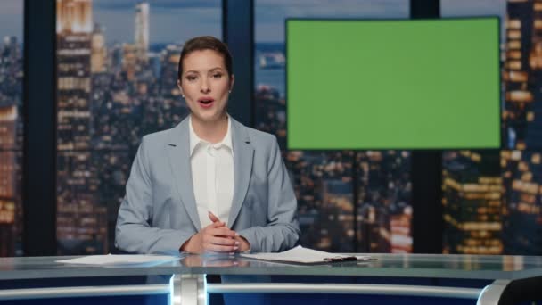 Gelukkig Vrouw Aanwezig Nieuws Avond Studio Closeup Lachende Dame Omroeper — Stockvideo