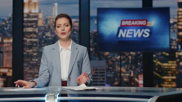 Žena Hostitel Prezentuje Zpravodajství Stojící Televizní Jeviště Blízkosti Obrazovky Krásná — Stock video