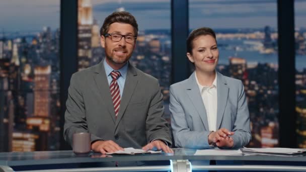 Lächelnde Moderatoren Die Die Nachrichten Des Abendfernsehens Großaufnahme Übertragen Glückliches — Stockvideo